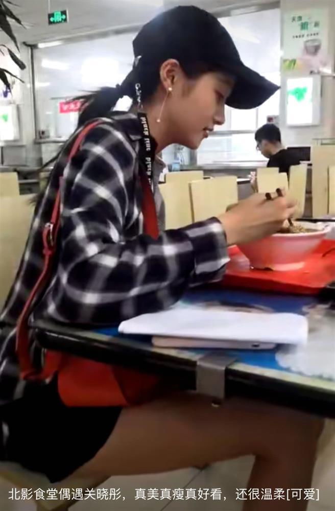Quan Hiểu Đồng bị chê như trợ lý khi sánh đôi bạn trai Lộc Hàm-4
