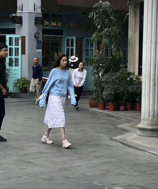 Quan Hiểu Đồng bị chê như trợ lý khi sánh đôi bạn trai Lộc Hàm-6