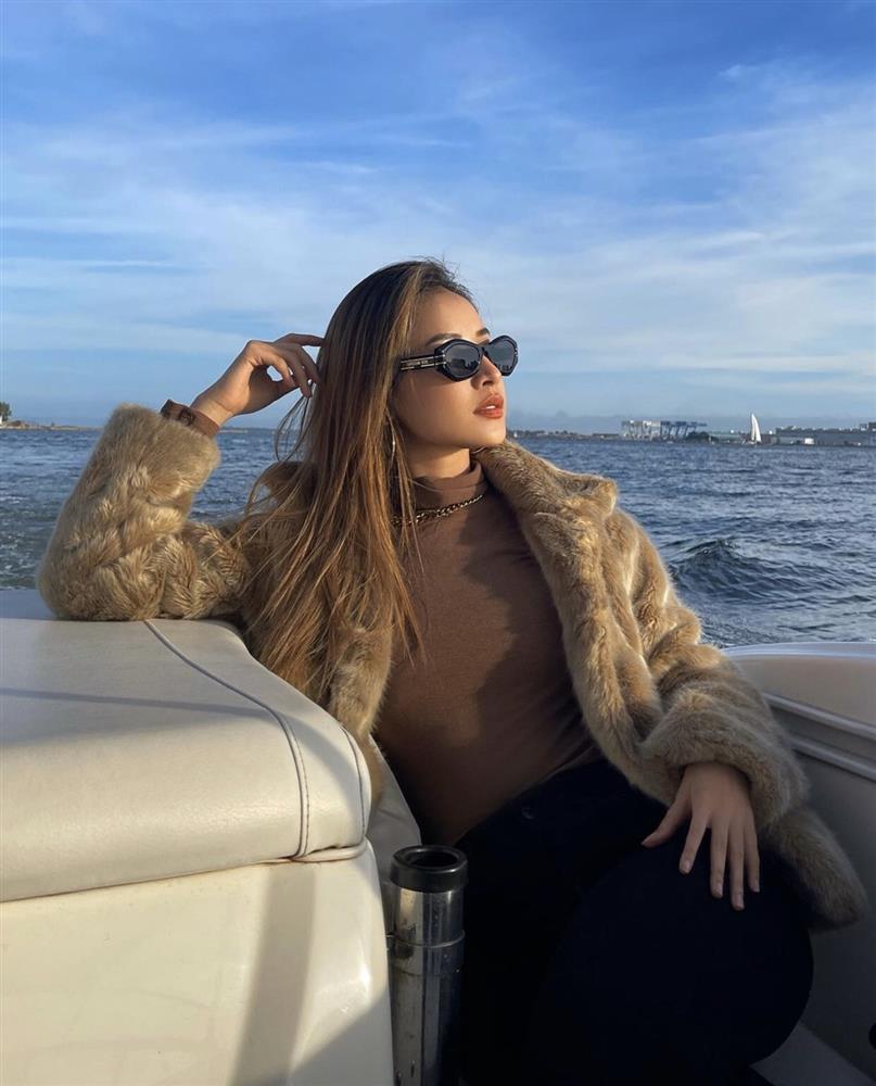 2 tháng sang Mỹ, Chi Pu từ kín đáo giờ lại ngựa quen đường cũ-11