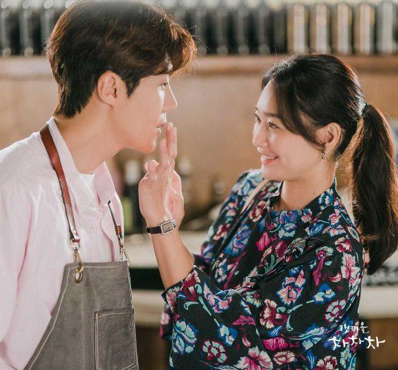 Kim Seon Ho và Shin Min Ah là cặp đôi phim đẹp nhất năm 2021-2