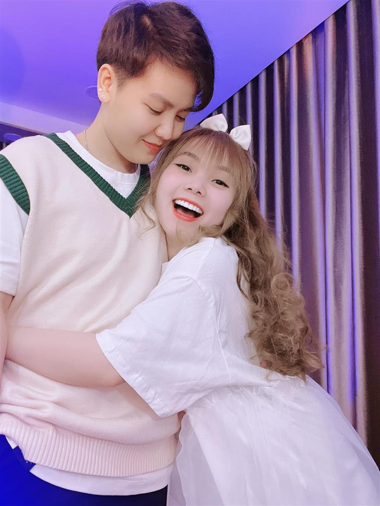 Gái xinh nức tiếng giới LGBT lộ bụng lùm lùm-1