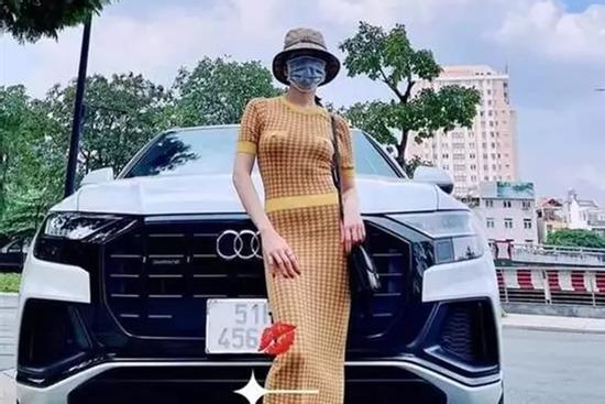 Lệ Quyên gây lú vì chiếc váy như phơi bày điểm nhạy cảm vòng 1