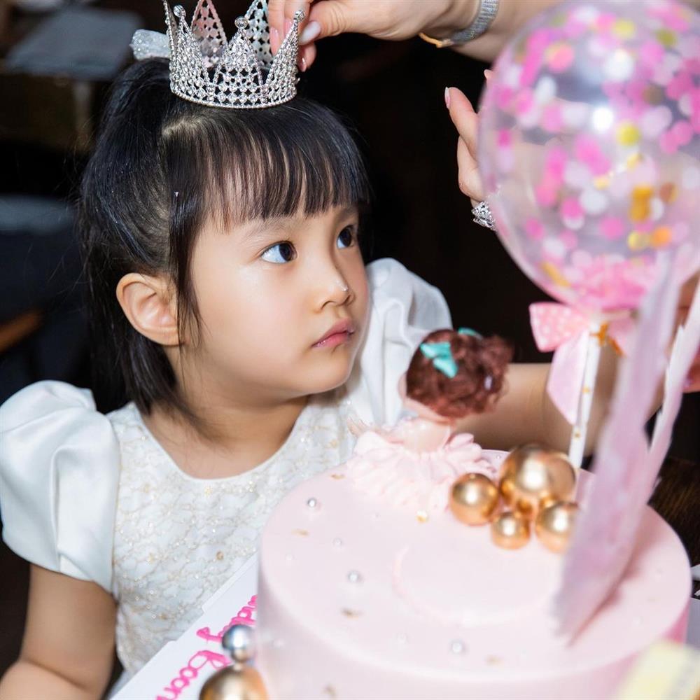 Diệp Lâm Anh công khai bộ ảnh sinh nhật con ngày bão tố-7