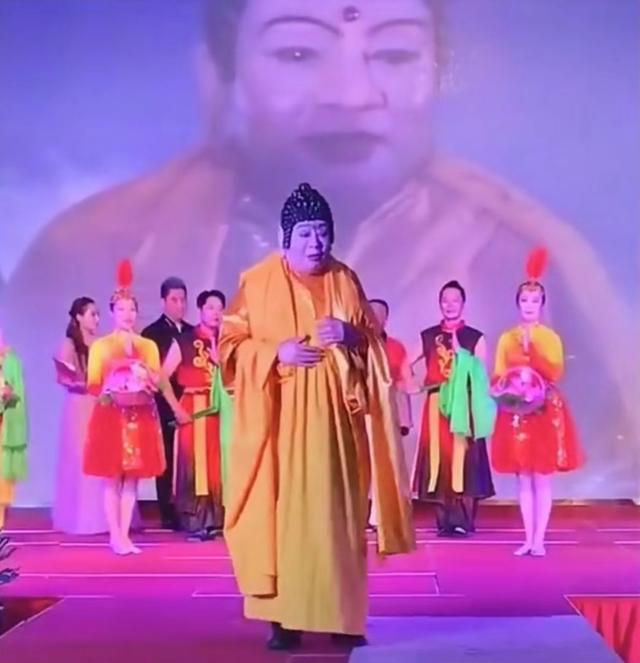 Phật Tổ Tây Du Ký 83 tuổi vẫn mặc áo cà sa đi diễn hội chợ-6