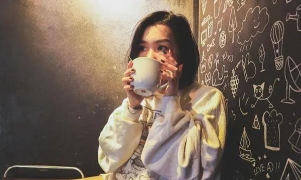 Anh chàng đăng 1 bức ảnh lên MXH, cô gái nhìn thấy xách dép chạy-2