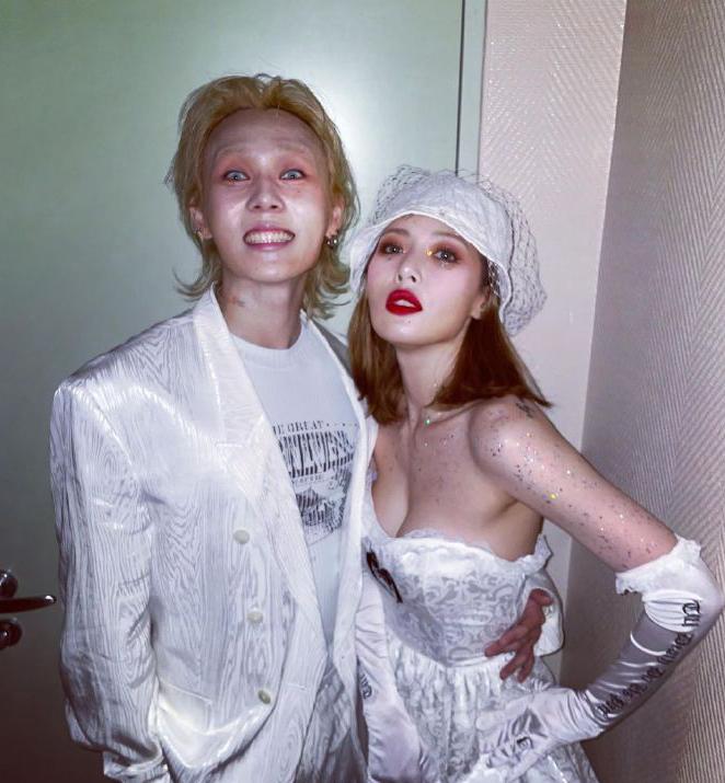 Loạt ảnh ôm hôn của HyunA và bạn trai bị chê kỳ dị-1