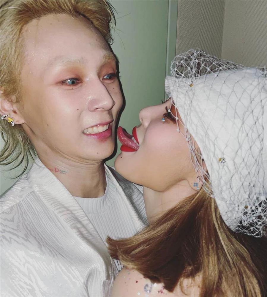 Loạt ảnh ôm hôn của HyunA và bạn trai bị chê kỳ dị-4