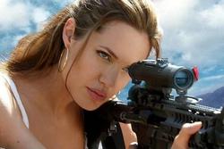 Angelina Jolie thận trọng khi sử dụng súng ở trường quay