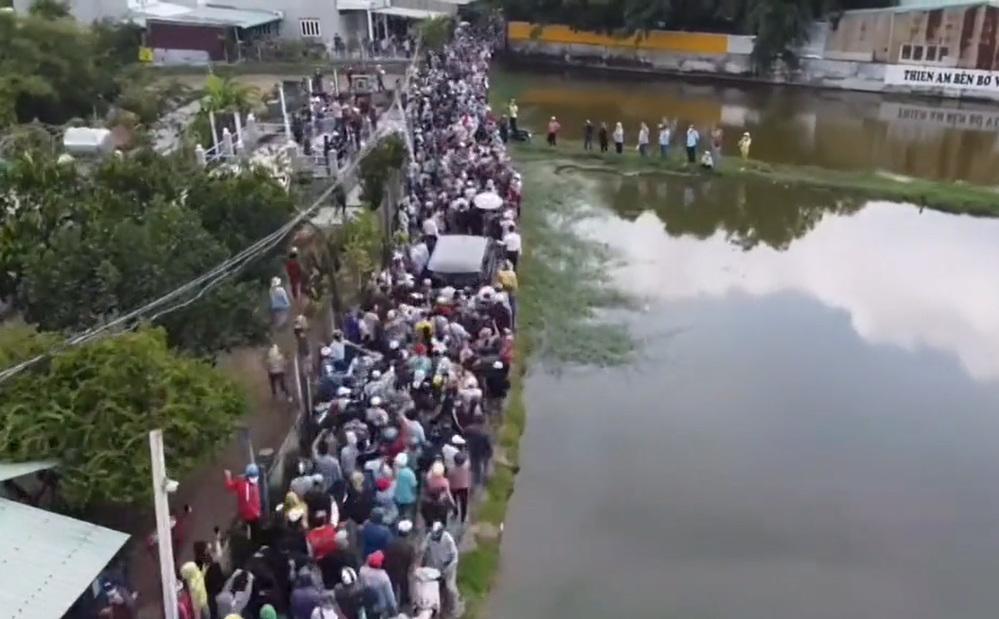 Sốc ảnh trên cao cả ngàn người hóng bà Hằng tới Tịnh thất-3