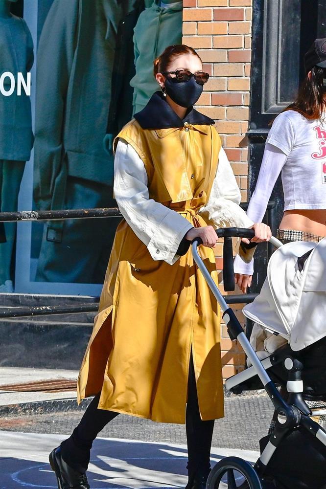 Mẹ bỉm Gigi Hadid đi dạo cùng con gái cũng lên đồ đẹp chất ngất-1