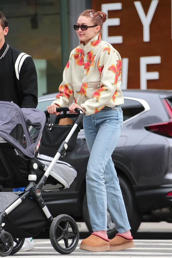 Mẹ bỉm Gigi Hadid đi dạo cùng con gái cũng lên đồ đẹp chất ngất-2