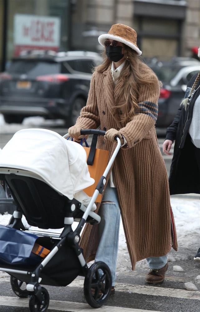 Mẹ bỉm Gigi Hadid đi dạo cùng con gái cũng lên đồ đẹp chất ngất-6