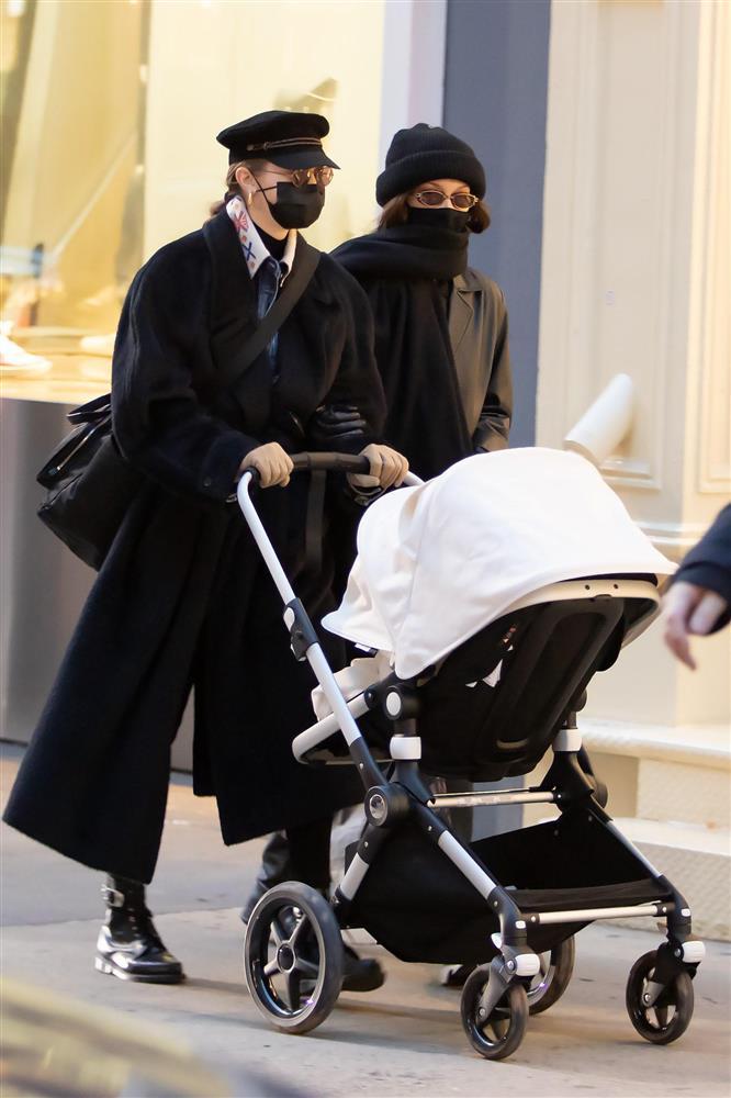 Mẹ bỉm Gigi Hadid đi dạo cùng con gái cũng lên đồ đẹp chất ngất-7