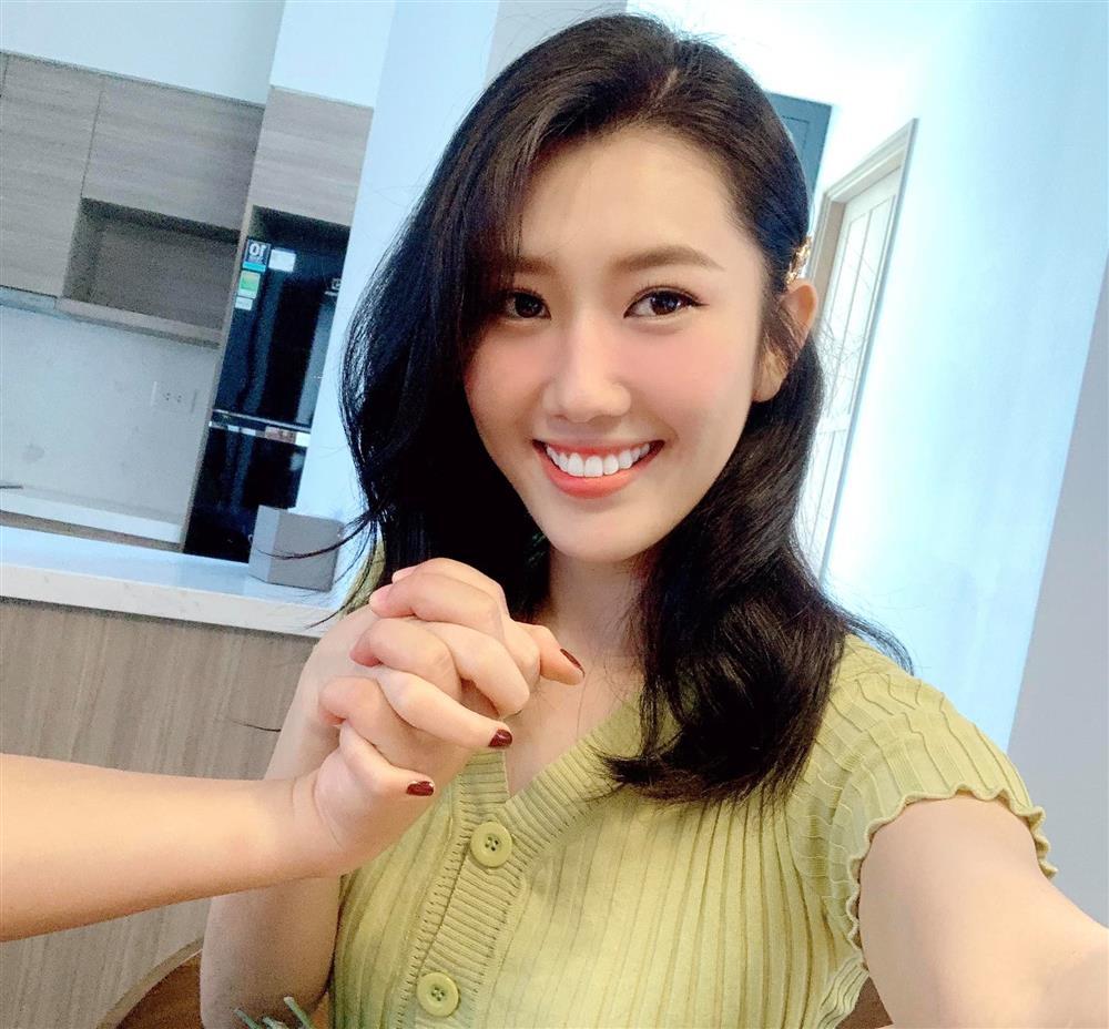 Lộ mặt người đàn ông bí ẩn tình tứ, tặng hoa Thúy Ngân-2