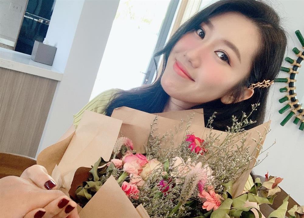 Lộ mặt người đàn ông bí ẩn tình tứ, tặng hoa Thúy Ngân-3