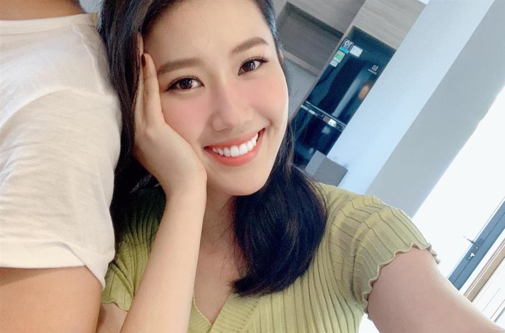 Lộ mặt người đàn ông bí ẩn tình tứ, tặng hoa Thúy Ngân-1