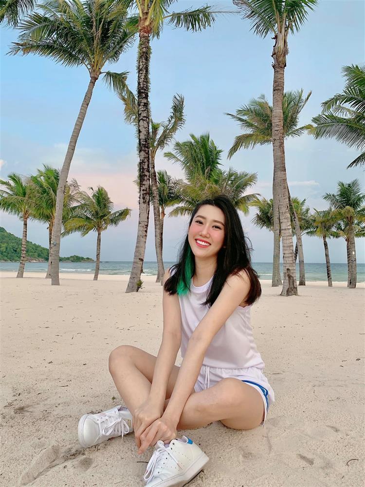 Lộ mặt người đàn ông bí ẩn tình tứ, tặng hoa Thúy Ngân-4