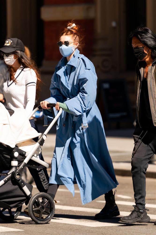Mẹ bỉm Gigi Hadid đi dạo cùng con gái cũng lên đồ đẹp chất ngất-4