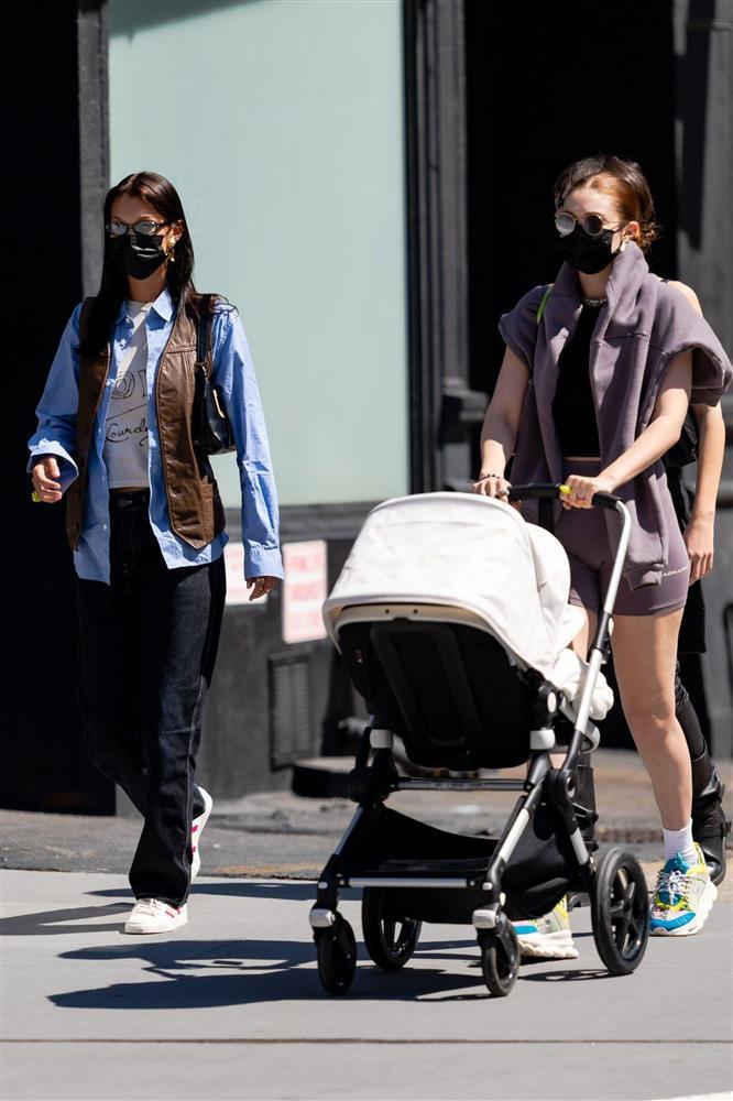 Mẹ bỉm Gigi Hadid đi dạo cùng con gái cũng lên đồ đẹp chất ngất-5