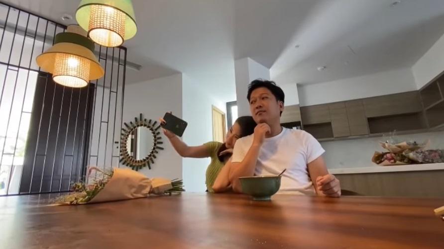 Lộ mặt người đàn ông bí ẩn tình tứ, tặng hoa Thúy Ngân-6