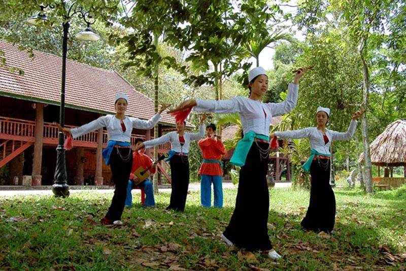 Từ xa xưa, Cúc Phương là nơi cư trú và sinh sống của cộng đồng người Mường với những nét văn hoá độc đáo và đặc trưng như ruộng bậc thang, cối giã gạo nương, khung dệt thổ cẩm, độc đáo hơn là những lễ hội, phong tục tập quán và nếp sống của cộng đồng...