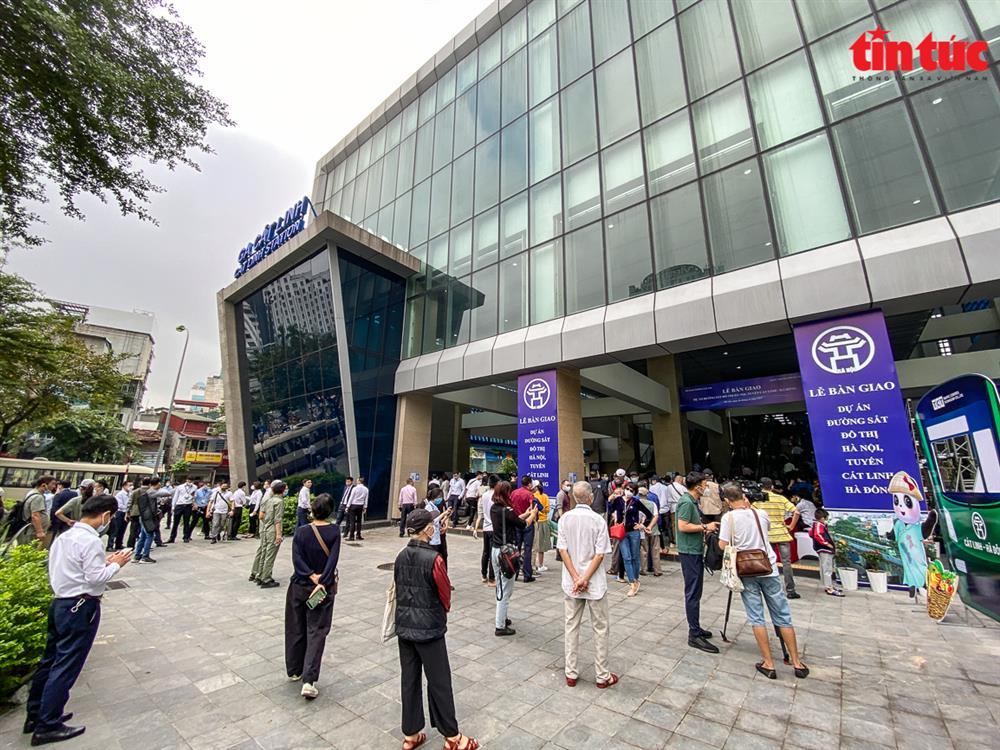 Người dân xếp hàng trải nghiệm đường sắt Cát Linh - Hà Đông-2