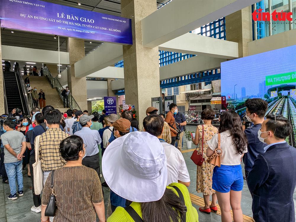 Người dân xếp hàng trải nghiệm đường sắt Cát Linh - Hà Đông-3