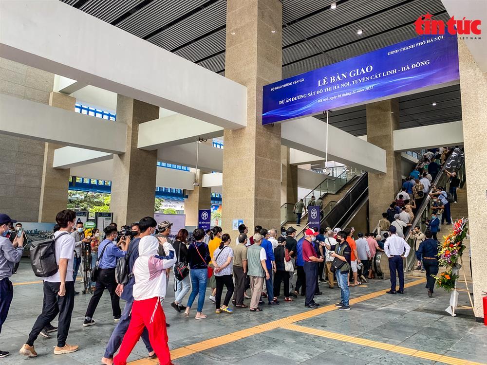 Người dân xếp hàng trải nghiệm đường sắt Cát Linh - Hà Đông-4