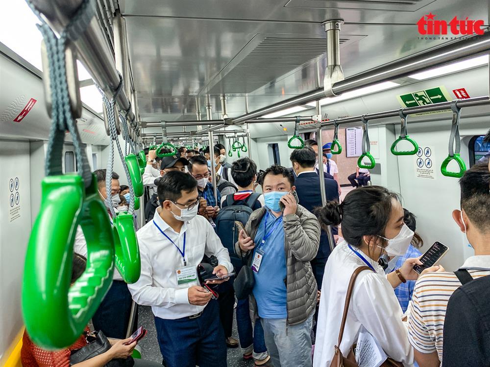 Người dân xếp hàng trải nghiệm đường sắt Cát Linh - Hà Đông-16