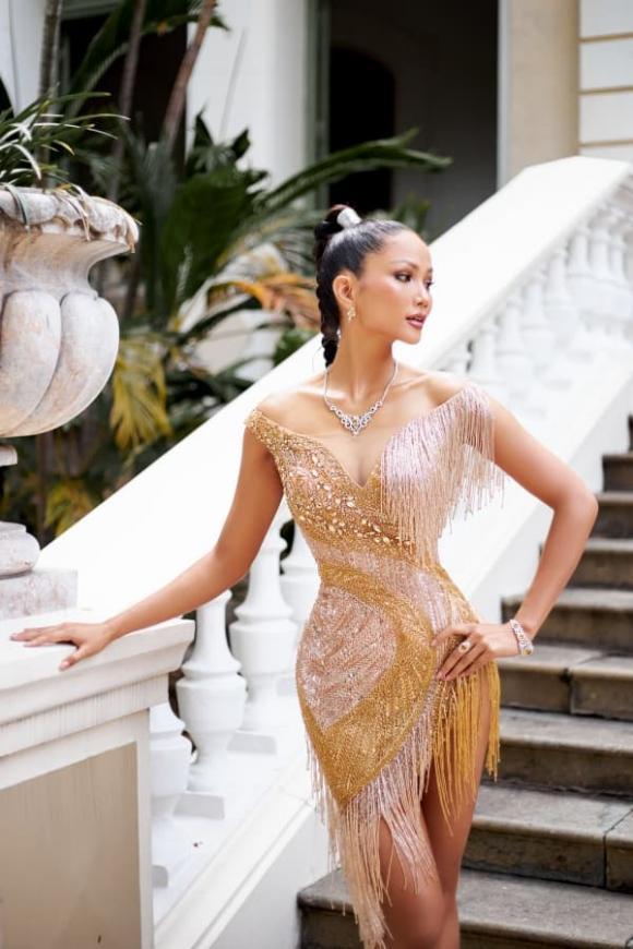 Bắt gặp HHen Niê vẫy taxi đi đường, body thật có như ảnh?-8