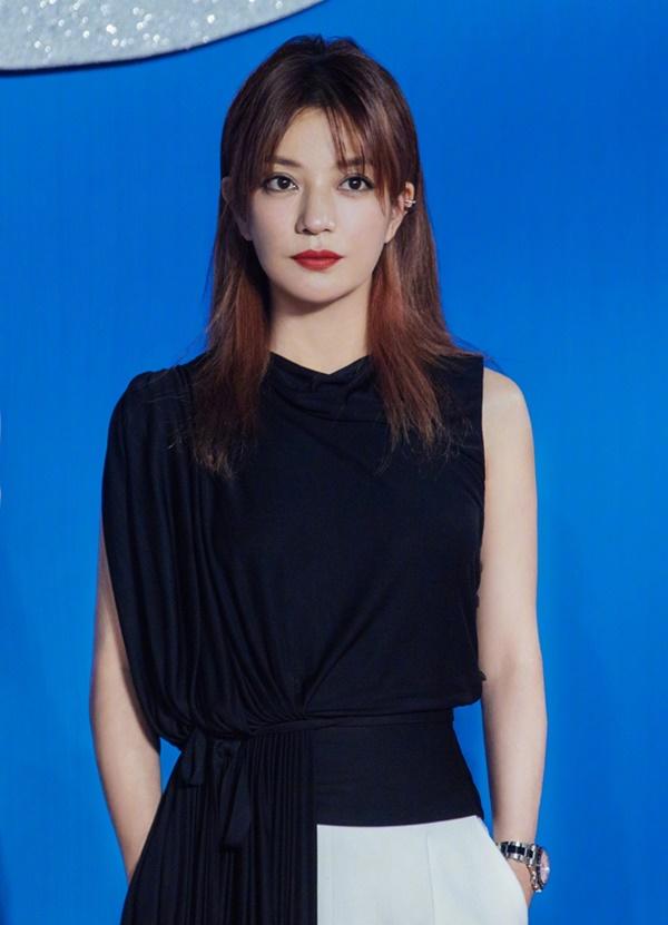 Triệu Vy hết thời phong sát, trở lại nhờ đại gia đình đám chống lưng?-2