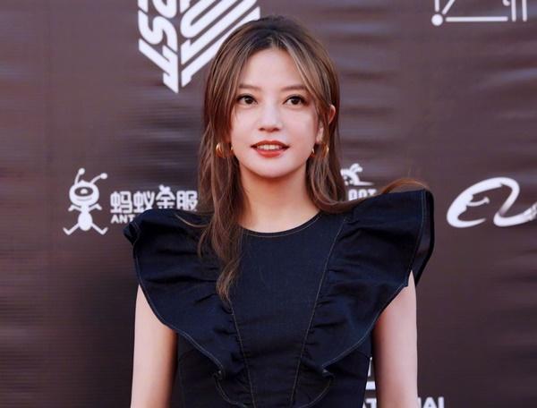 Triệu Vy hết thời phong sát, trở lại nhờ đại gia đình đám chống lưng?-4