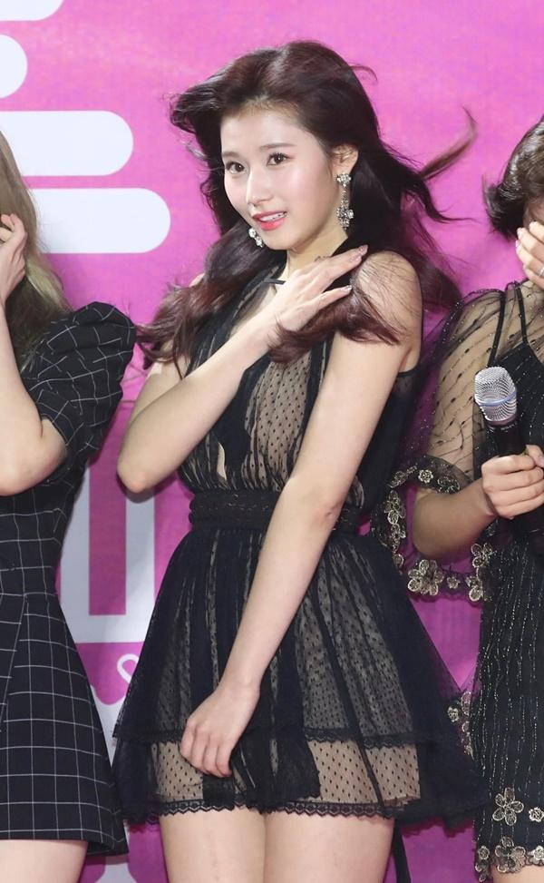 Váy ngắn gang tay từng là trang phục thô tục đàn ông không dám nhìn-5