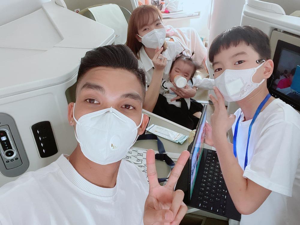 Biểu cảm cực hài con gái Mạc Văn Khoa sau 11 tháng gặp bà nội-2