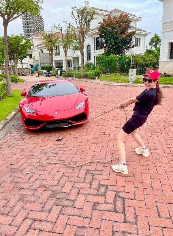 Ở nhà 200 tỷ nhưng Di Băng toàn pose dáng kém sang bên siêu xe-5