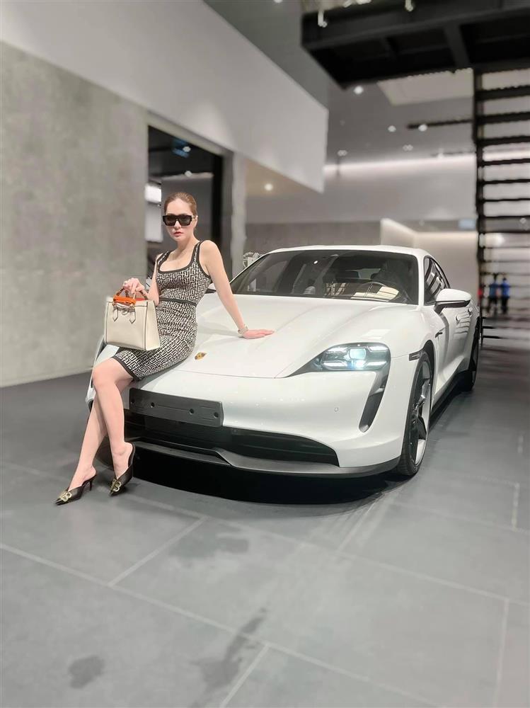 Ở nhà 200 tỷ nhưng Di Băng toàn pose dáng kém sang bên siêu xe-10