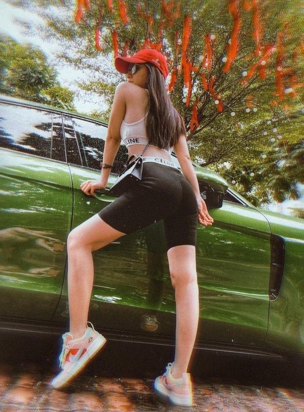 Ở nhà 200 tỷ nhưng Di Băng toàn pose dáng kém sang bên siêu xe-9