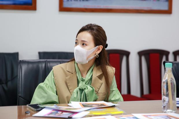 Cô giáo lạ lùng: Midu chấm thi mà lên đồ như cưỡi ngựa-2