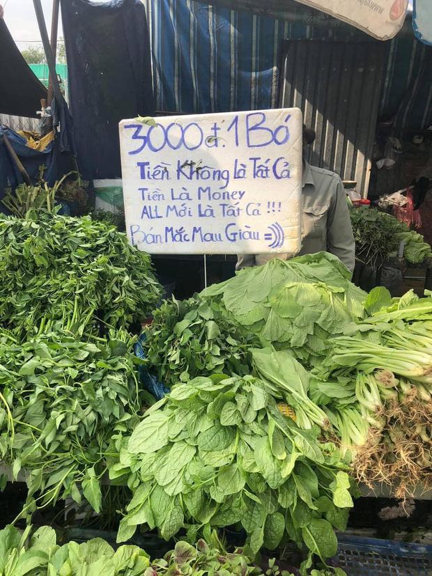 Anh bán rau treo slogan mạnh bạo, lại bắt trend cực đỉnh mới chịu!-1