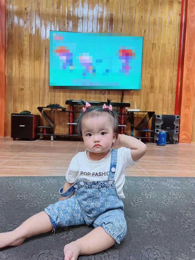 Con gái 11 tháng Mạc Văn Khoa siêu cute, tạo dáng chả kém mẫu nhí-3