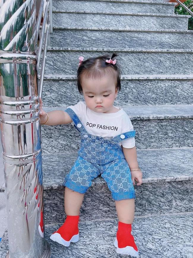 Con gái 11 tháng Mạc Văn Khoa siêu cute, tạo dáng chả kém mẫu nhí-2