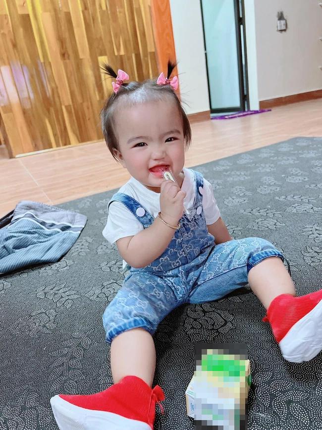 Con gái 11 tháng Mạc Văn Khoa siêu cute, tạo dáng chả kém mẫu nhí-4
