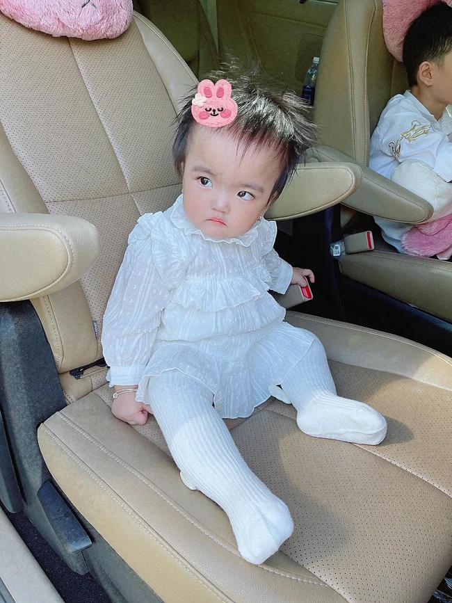Con gái 11 tháng Mạc Văn Khoa siêu cute, tạo dáng chả kém mẫu nhí-7