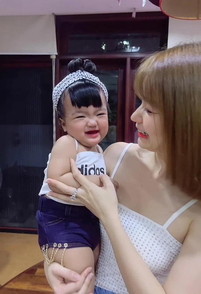 Con gái 11 tháng Mạc Văn Khoa siêu cute, tạo dáng chả kém mẫu nhí-8