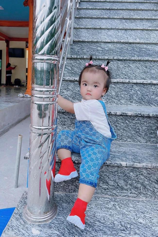 Con gái 11 tháng Mạc Văn Khoa siêu cute, tạo dáng chả kém mẫu nhí-1