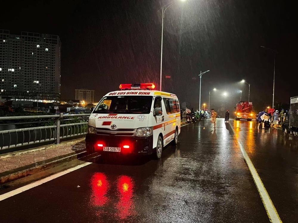 Nữ sinh 16 tuổi ở Bình Định nhảy cầu giữa đêm mưa tầm tã-1