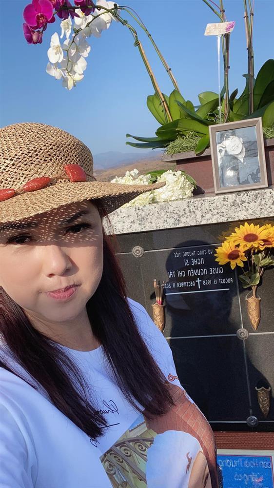 Bà xã Chí Tài nhìn di ảnh chồng, ngồi cầu thang khóc nghẹn-4