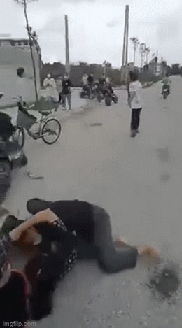 2 thiếu nữ lột đồ choảng nhau, bạn bè hào hứng cổ vũ-3