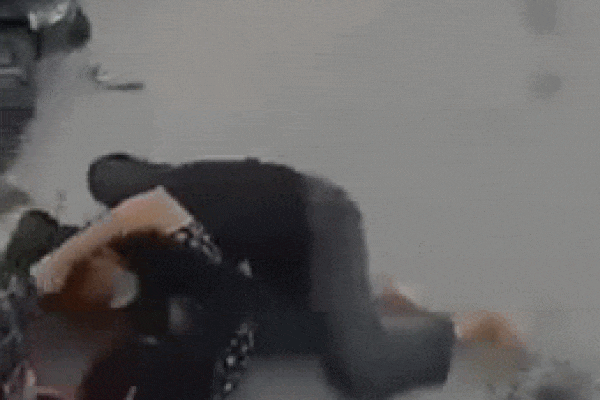 2 thiếu nữ lột đồ 'choảng' nhau, bạn bè hào hứng cổ vũ