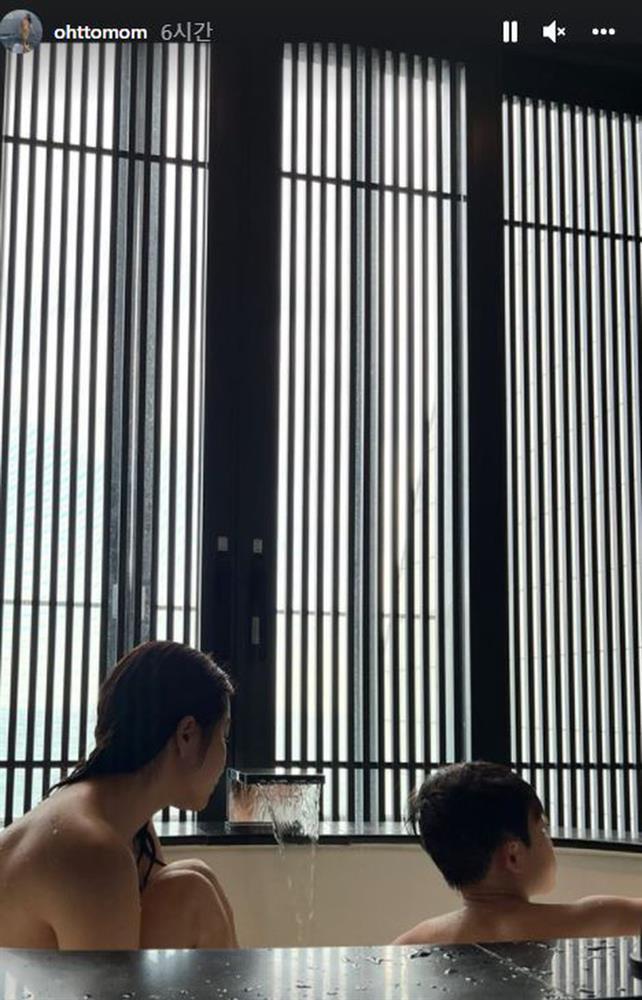 Hot mom hết hôn môi lại cởi sạch tắm cùng con trai ruột-2